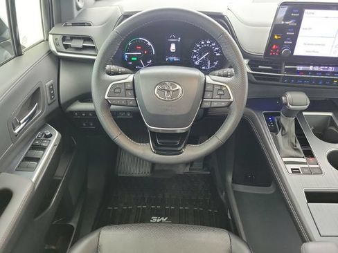 Used 2023 Toyota Sienna XSE FWD image 17