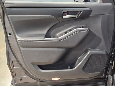 Used 2025 Toyota Highlander XLE AWD/4WD image 20