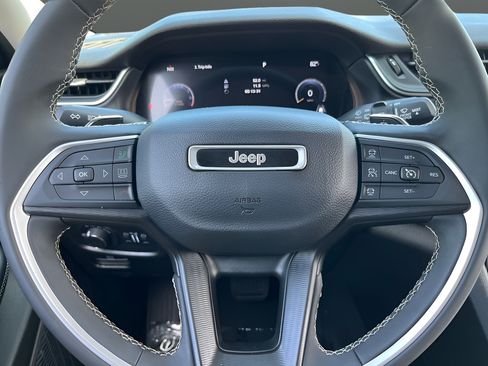 Used 2023 Jeep Grand Cherokee Laredo AWD/4WD image 21