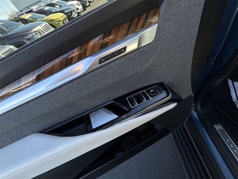 Used 2025 Cadillac Escalade Premium Luxury Platinum image 19