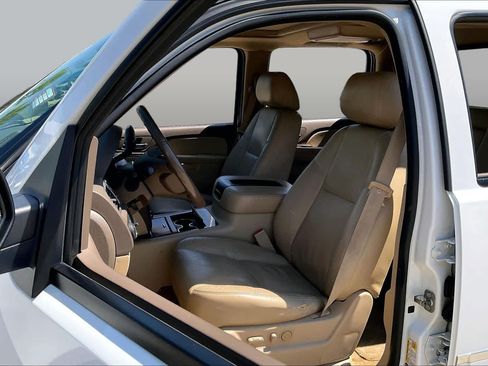 Used 2012 Chevrolet Avalanche LTZ RWD image 7