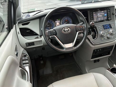 Used 2019 Toyota Sienna XLE Premium FWD image 16