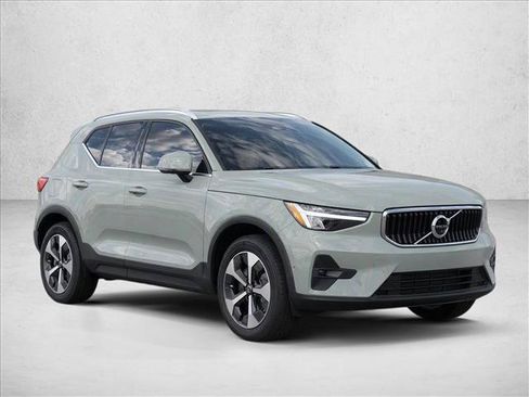 Used 2023 Volvo XC40 B5 Plus w/ Driver Assist Package AWD/4WD image 3