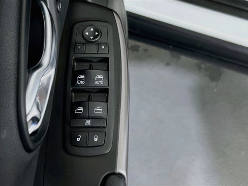 Used 2019 Jeep Cherokee Limited AWD/4WD image 18