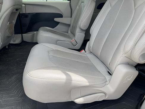 Used 2021 Chrysler Pacifica Touring-L FWD image 14