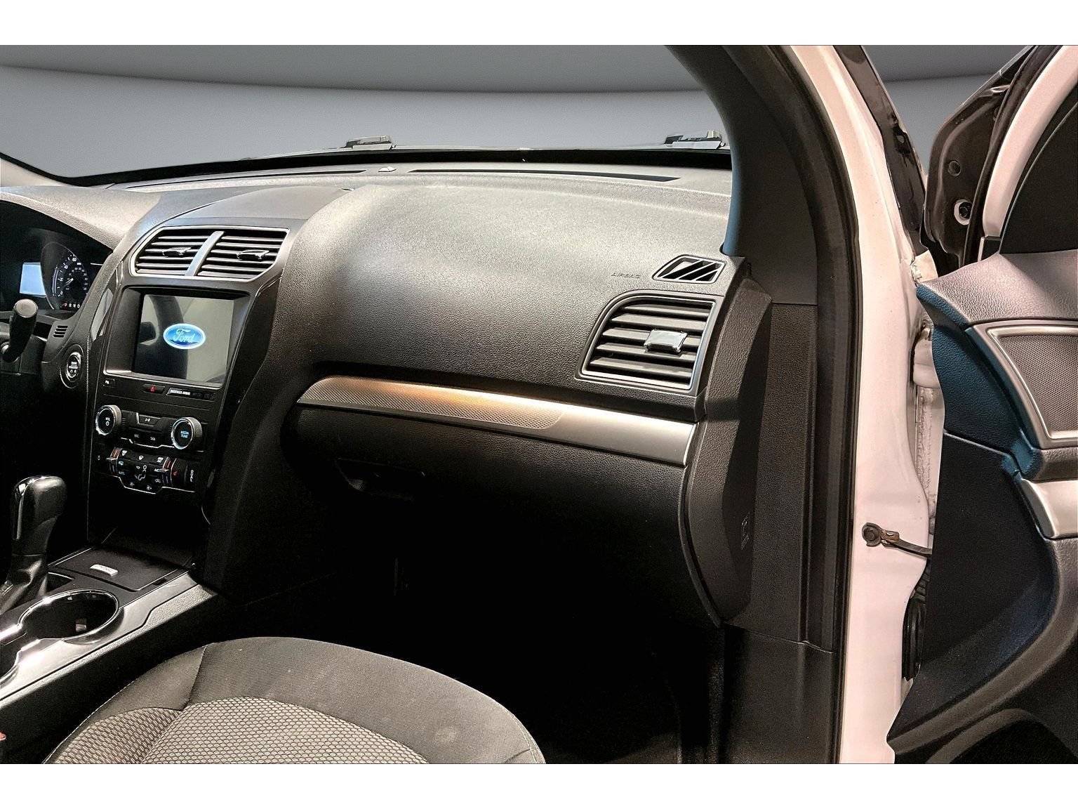 Used 2019 Ford Explorer XLT w/ Equipment Group 201A AWD/4WD image 47