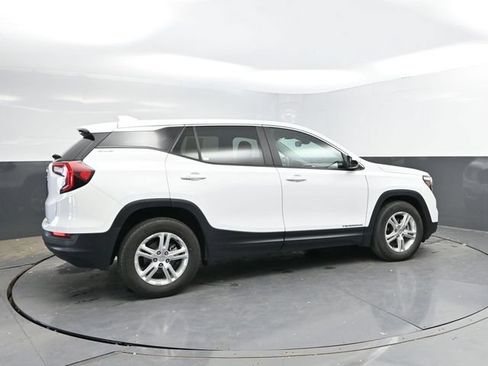 Used 2024 GMC Terrain SLE FWD image 2