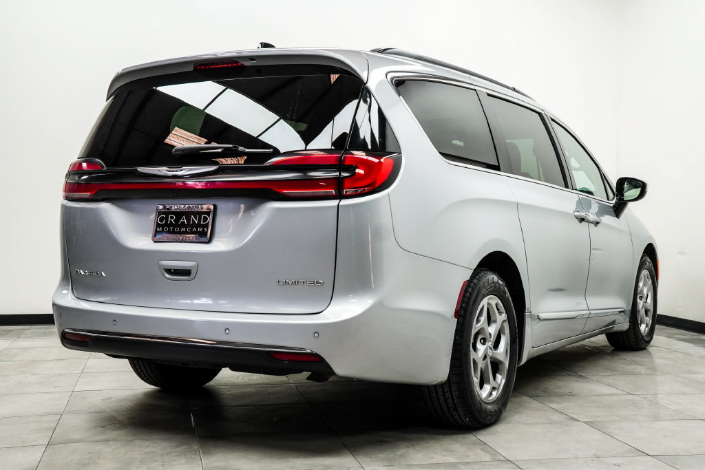 Used 2023 Chrysler Pacifica Limited FWD image 13