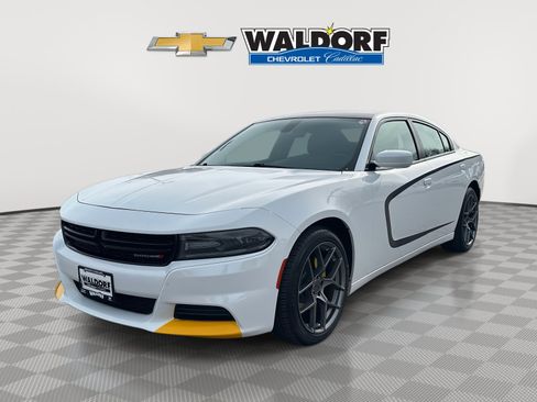Used 2019 Dodge Charger SXT image 3