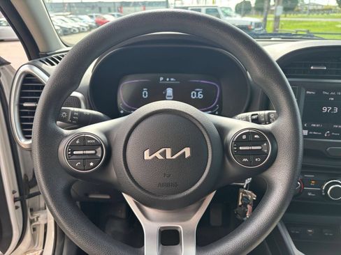 Used 2025 Kia Soul LX w/ LX Technology Package FWD image 25