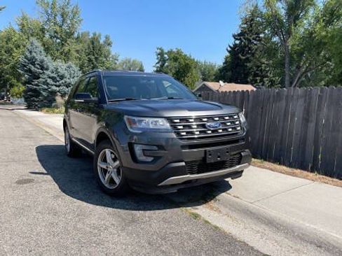 Used 2017 Ford Explorer XLT AWD/4WD image 4