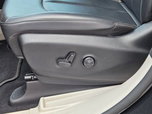 Used 2023 Chrysler Pacifica Touring-L FWD image 20