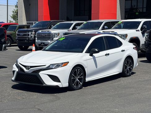 Used 2018 Toyota Camry SE FWD image 1