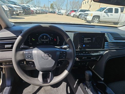 Used 2025 Toyota Camry LE image 17