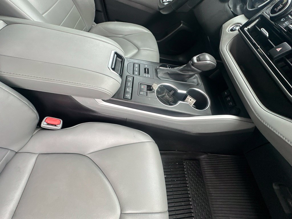 Used 2021 Toyota Highlander XLE AWD/4WD image 34