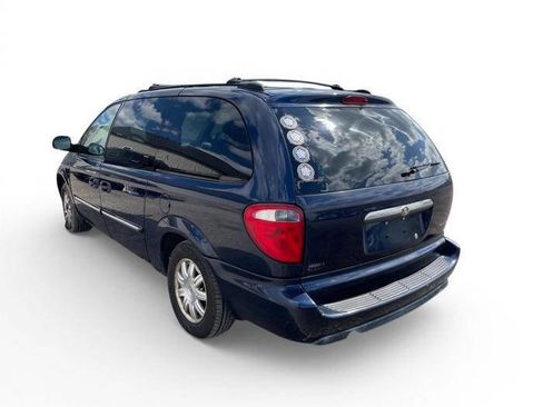 Used 2005 Chrysler Town & Country Touring FWD image 3