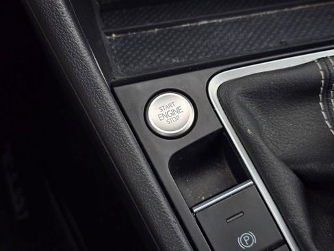 Used 2025 Volkswagen Jetta SE FWD image 21