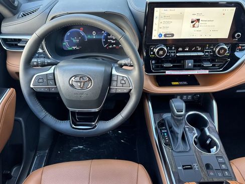 New 2026 Toyota Highlander Platinum AWD/4WD image 11