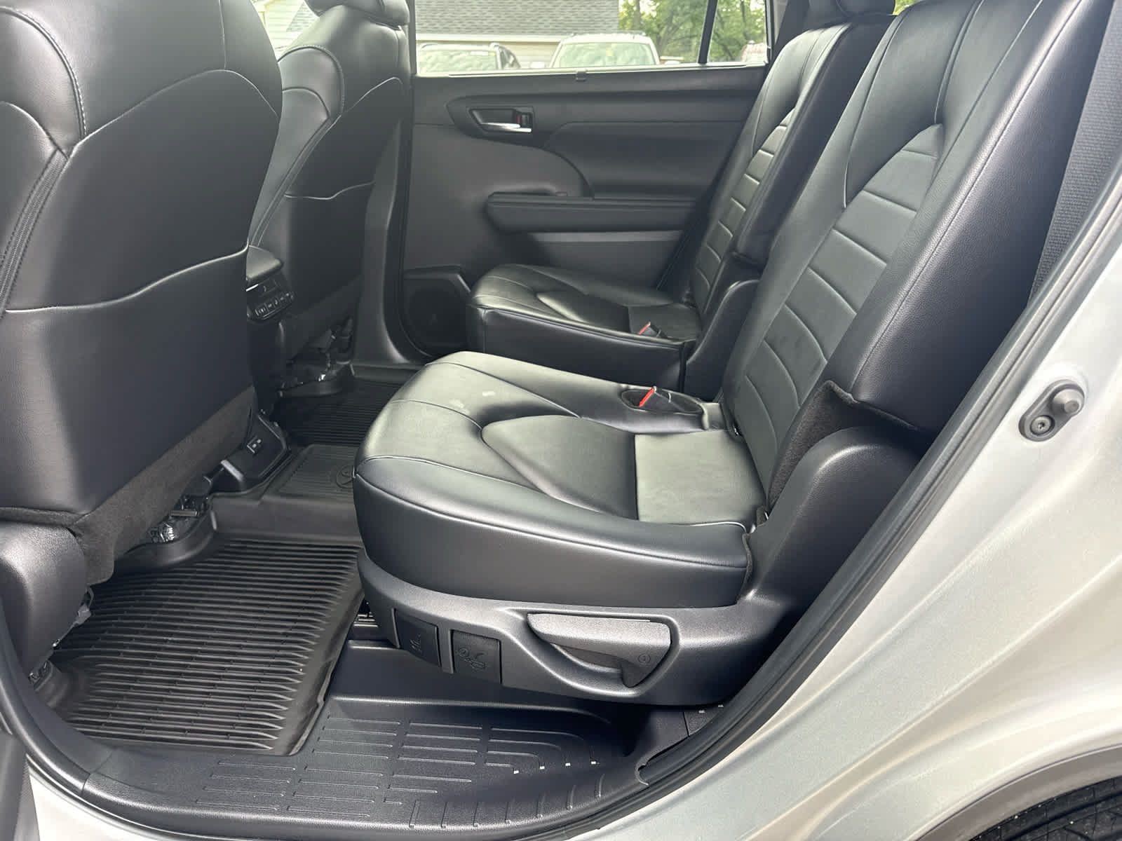 Used 2024 Toyota Highlander XLE AWD/4WD image 13