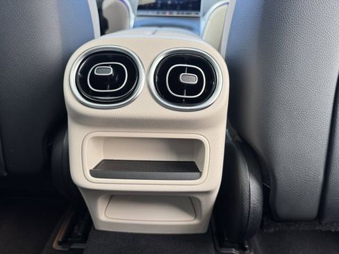 Used 2025 Mercedes-Benz GLC 350e 4MATIC image 9