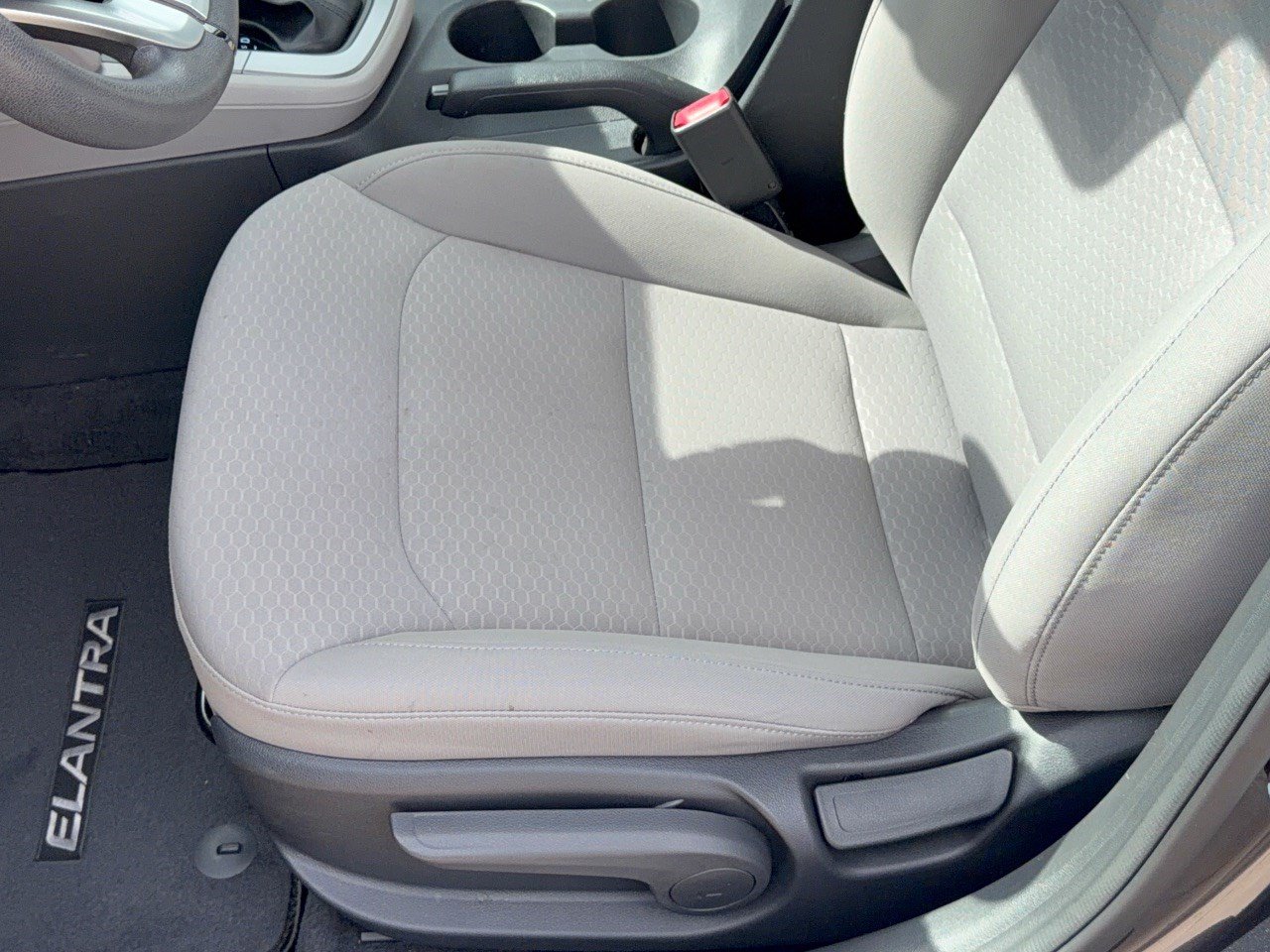 Used 2020 Hyundai Elantra SE FWD image 16