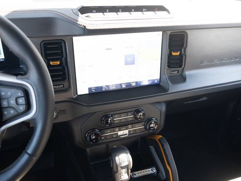 Used 2024 Ford Bronco Badlands AWD/4WD image 3