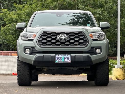 Used 2022 Toyota Tacoma TRD Off-Road AWD/4WD image 10