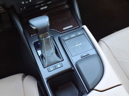 Used 2019 Lexus ES 300h w/ Luxury Package image 24