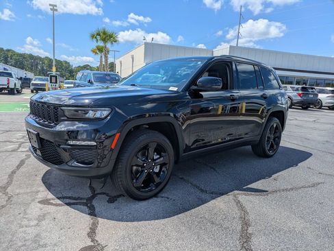 Used 2023 Jeep Grand Cherokee Limited w/ Black Appearance Package AWD/4WD image 8