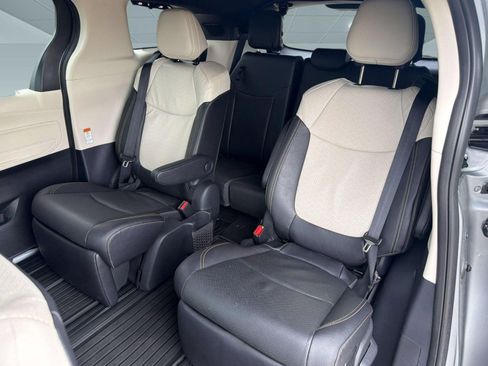 Used 2025 Toyota Sienna Platinum FWD image 26