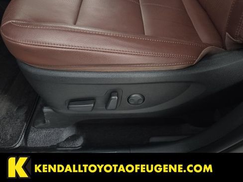 Used 2024 Kia Telluride EX w/ EX Captain's Chair Package AWD/4WD image 18