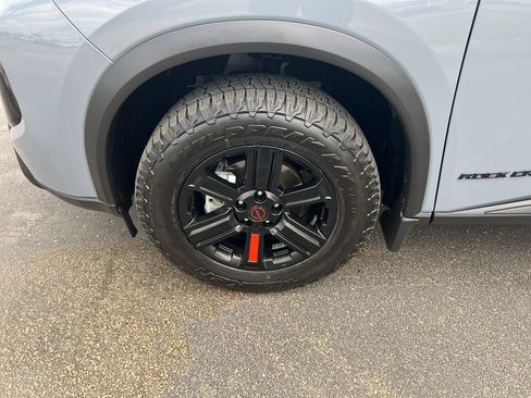 Used 2025 Nissan Rogue SV image 7