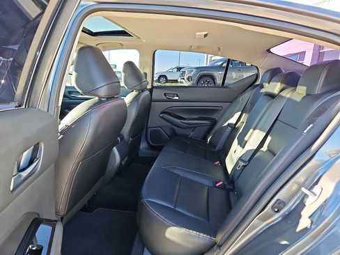 Used 2023 Nissan Altima 2.5 SR w/ SR Premium Package image 9