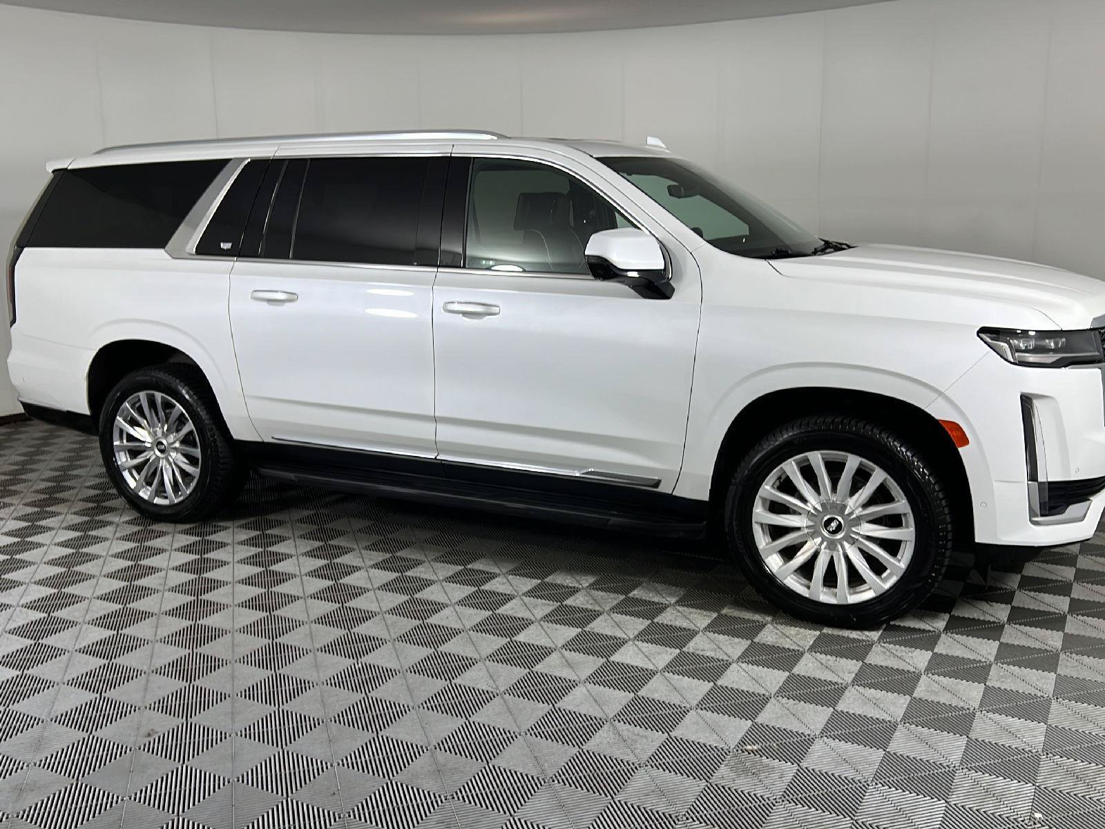 Used 2023 Cadillac Escalade ESV Premium Luxury AWD/4WD image 3
