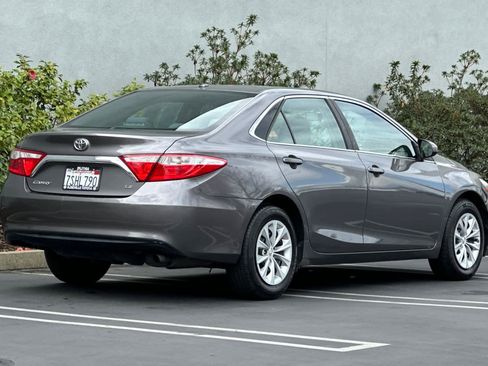 Used 2015 Toyota Camry LE image 2