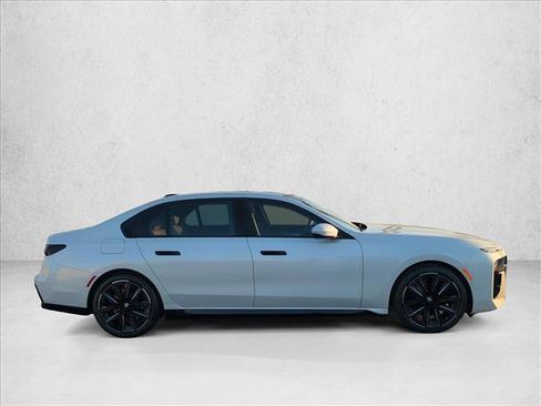 Certified 2025 BMW 750e xDrive w/ Premium Package AWD/4WD image 4