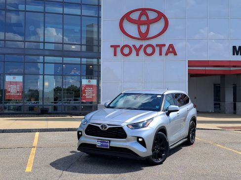 Used 2022 Toyota Highlander LE FWD image 1