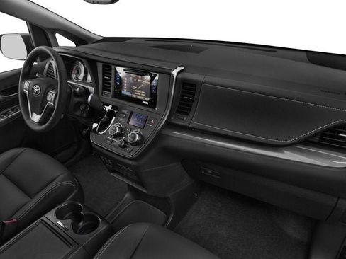 Used 2017 Toyota Sienna SE w/ SE Preferred Package FWD image 19