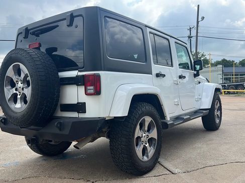 Used 2018 Jeep Wrangler Unlimited Sahara AWD/4WD image 3