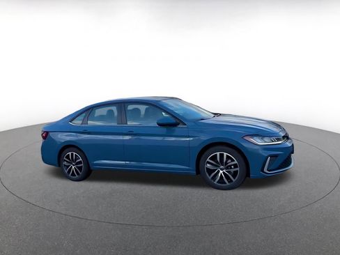 Used 2025 Volkswagen Jetta SE image 2