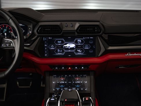 Used 2025 Lamborghini Urus SE AWD/4WD image 40