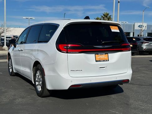 Certified 2024 Chrysler Pacifica Touring-L image 4