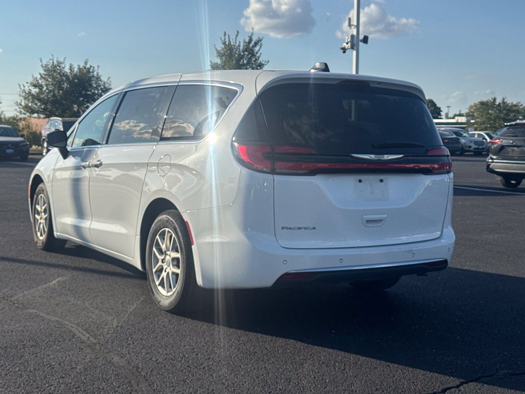 Used 2024 Chrysler Pacifica Touring-L FWD image 2