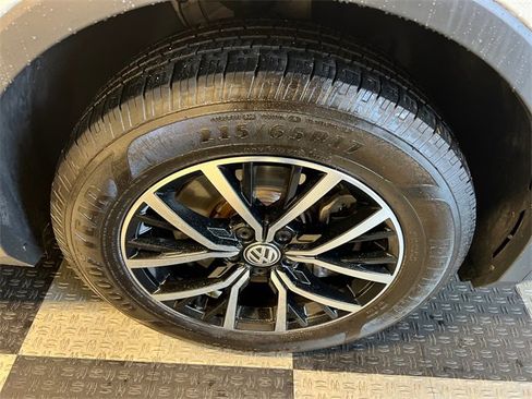 Used 2021 Volkswagen Tiguan SE w/ Panoramic Sunroof Package image 9