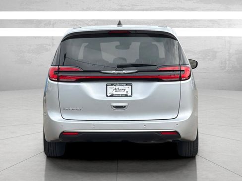 Used 2024 Chrysler Pacifica Touring-L image 7