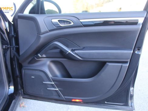 Used 2014 Porsche Cayenne Platinum Edition image 39