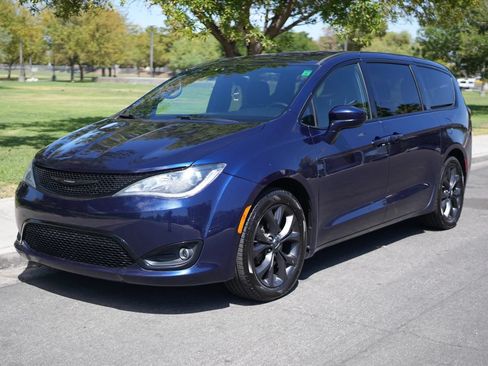 Used 2018 Chrysler Pacifica Touring Plus w/ S Appearance Package FWD image 1