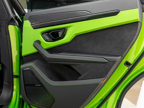 Used 2025 Lamborghini Urus SE image 45