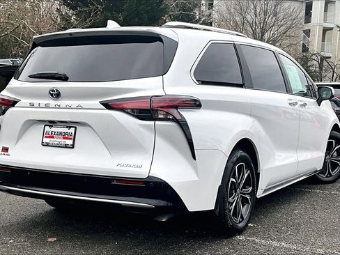 Used 2025 Toyota Sienna Platinum image 12