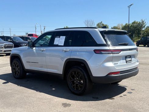 Used 2025 Jeep Grand Cherokee Altitude AWD/4WD image 5